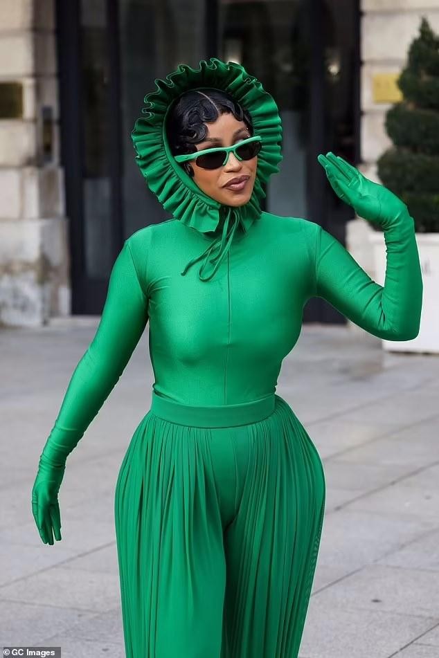 Cardi B stands out with a strange, tight outfit, high heels completely inside her pants photo 6