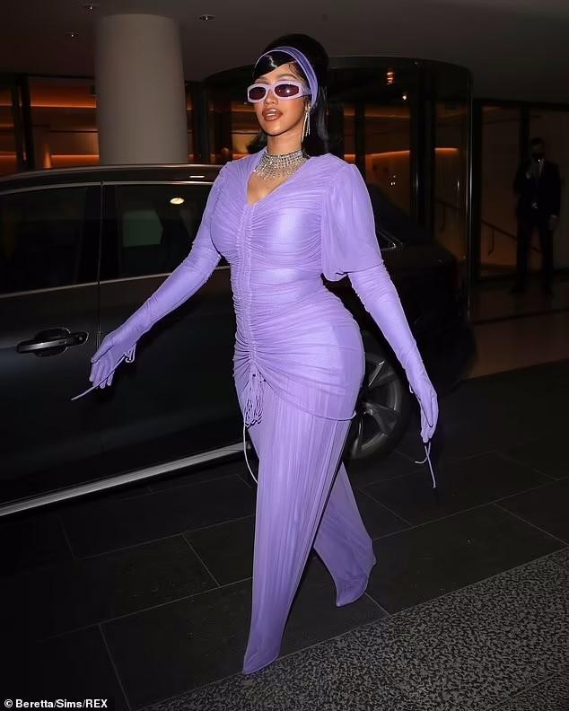 Cardi B stands out with a strange tight outfit, high heels completely inside the pants leg photo 8