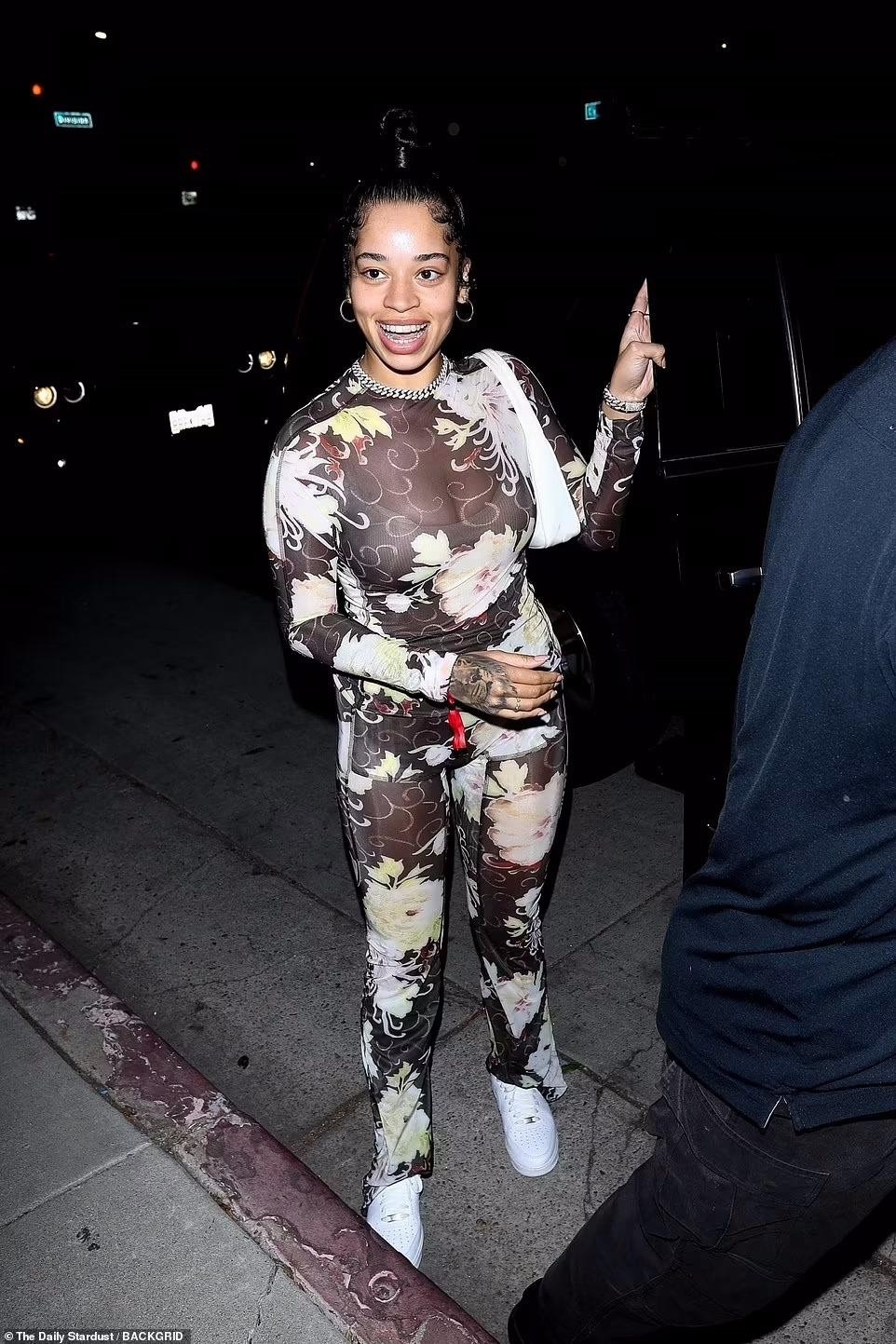 A series of stars dressed like nothing, showing off their sexy bodies at Cardi B's birthday party, photo 8
