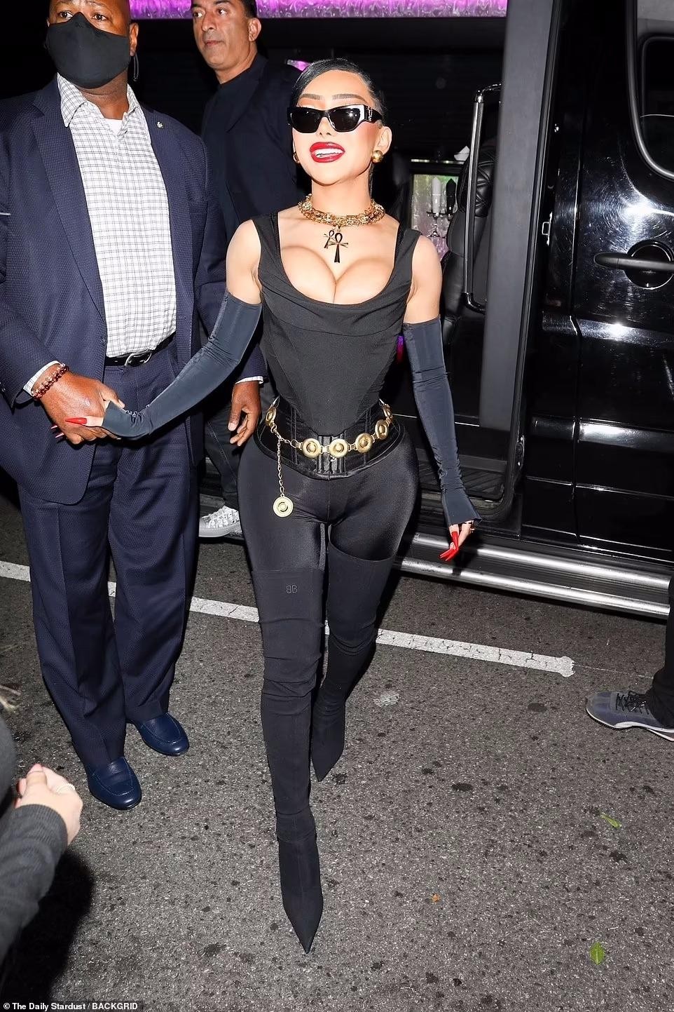 A series of stars dressed like nothing, showing off their sexy bodies at Cardi B's birthday party, photo 10