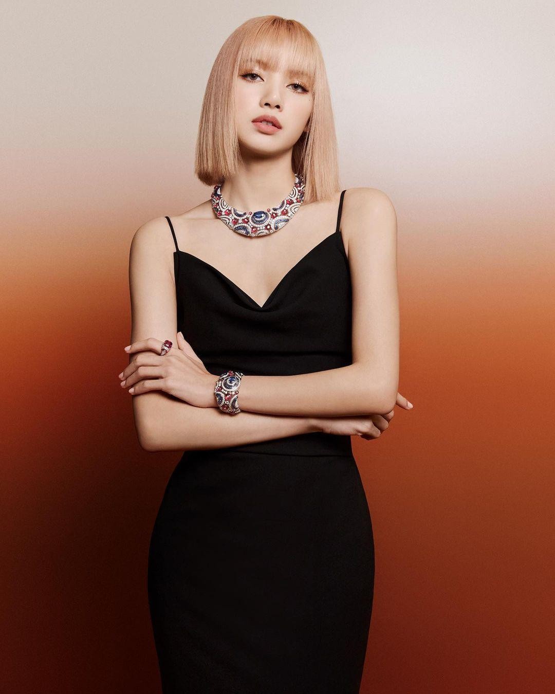 Lisa (BlackPink) hóa quý cô thanh lịch, lưng trần nuột nà xứng danh ‘thánh body’ K-pop ảnh 2