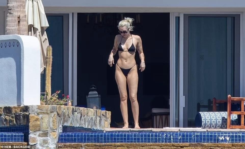 Miley Cyrus sexy hết nấc với bikini bé xíu, ôm hôn tình mới ở Mexico ảnh 1