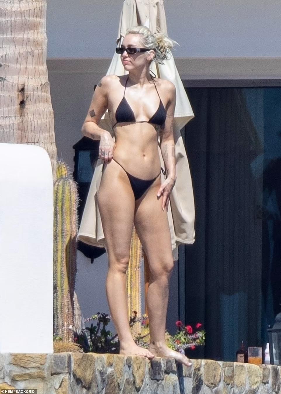 Miley Cyrus sexy hết nấc với bikini bé xíu, ôm hôn tình mới ở Mexico ảnh 3