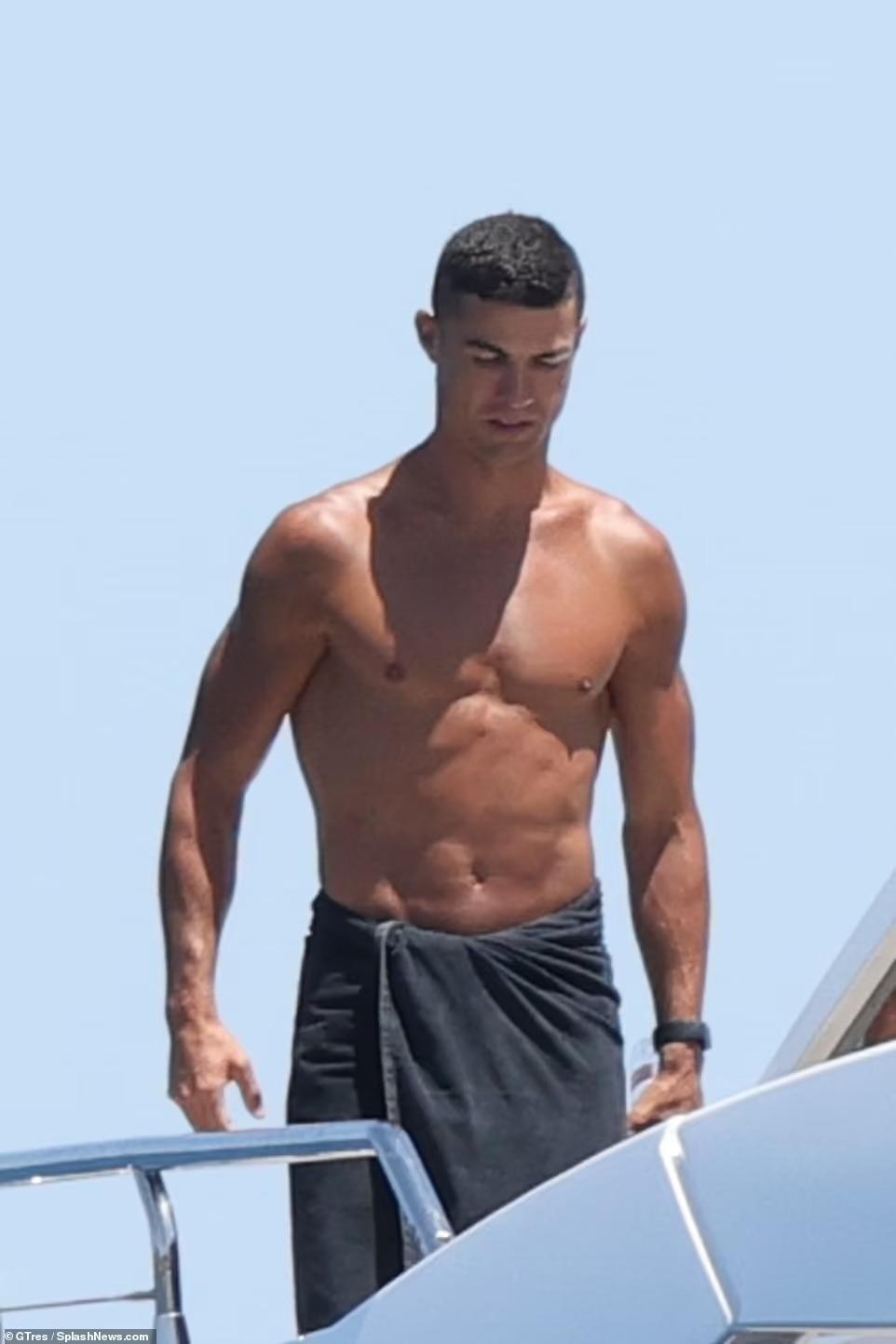 La novia de Ronaldo luce diminuto bikini dejando ver su cintura de 'pan' y aún recibe elogios foto 9