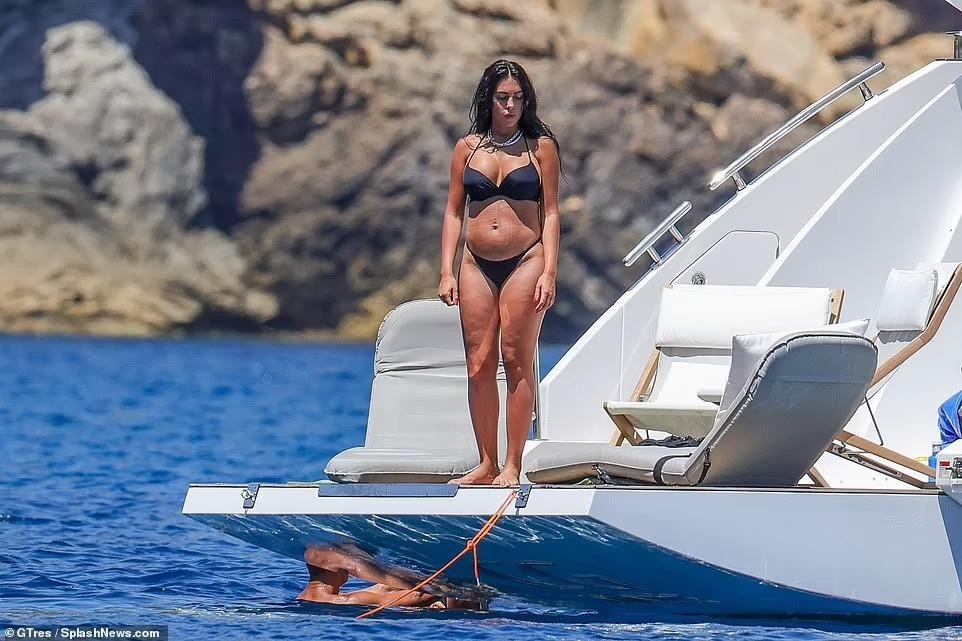 La novia de Ronaldo luce diminuto bikini dejando ver su cintura de 'pan' y aún recibe elogios foto 1