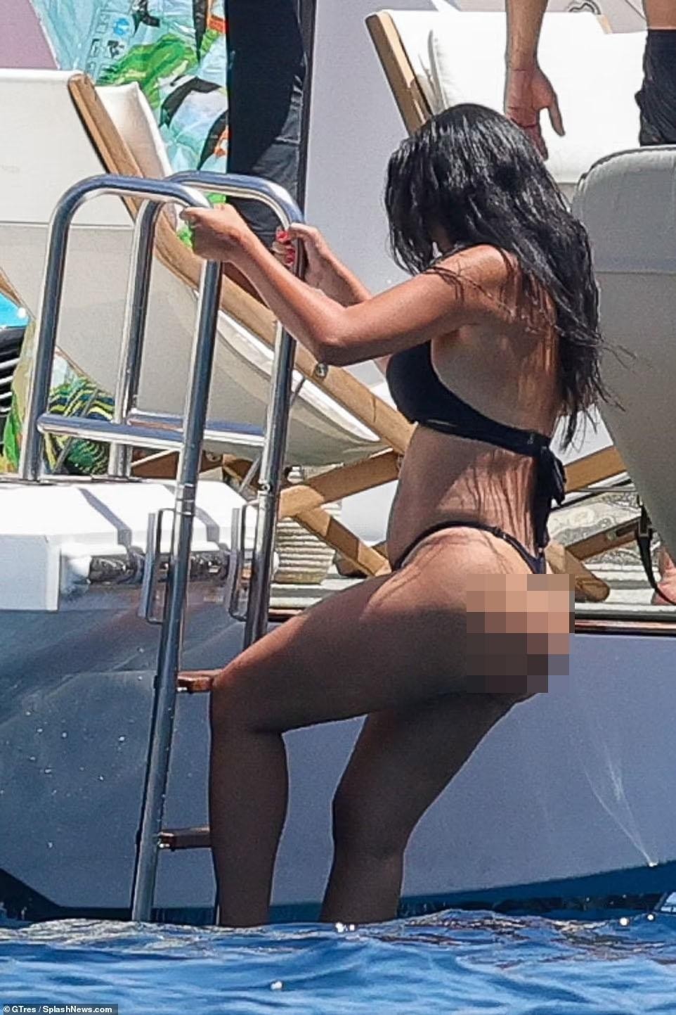 La novia de Ronaldo luce diminuto bikini dejando ver su cintura de 'pan' y aún recibe elogios foto 4