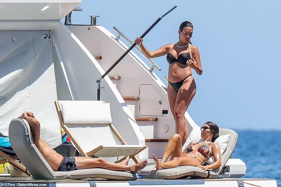 La novia de Ronaldo luce diminuto bikini dejando ver su cintura de 'pan' y aún recibe elogios foto 5