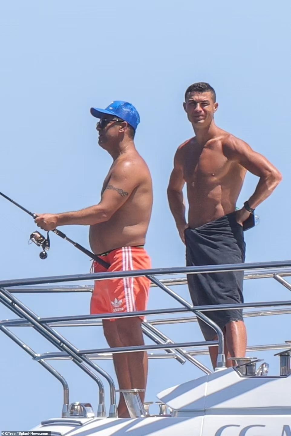 La novia de Ronaldo luce un diminuto bikini que deja al descubierto su cintura de 'pan' y aún recibe elogios Foto 10.