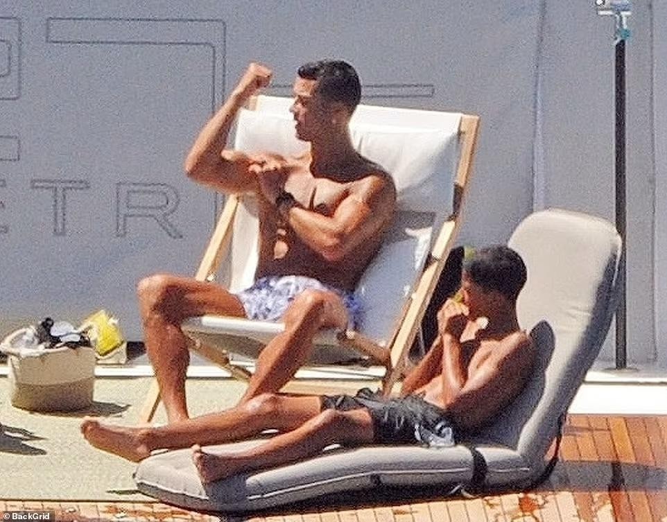 Ronaldo lleva a su familia de vacaciones en un yate de 155 mil millones de VND, su novia 'quema' con foto en bikini 3