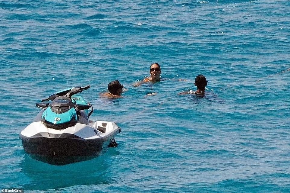 Ronaldo lleva a su familia de vacaciones en un yate de 155 mil millones de VND, su novia 'quema' con foto en bikini 9