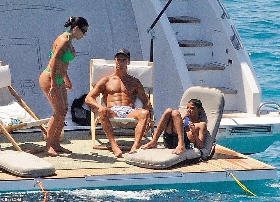 Ronaldo lleva a su familia de vacaciones en un yate de 155 mil millones de VND, su novia se 'quema' con la foto en bikini 2