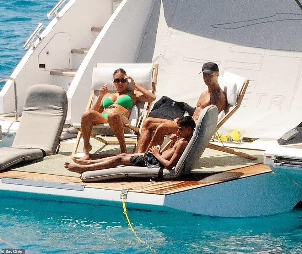 Ronaldo lleva a su familia de vacaciones en un yate de 155 mil millones de VND, su novia 'quema' con foto en bikini 1