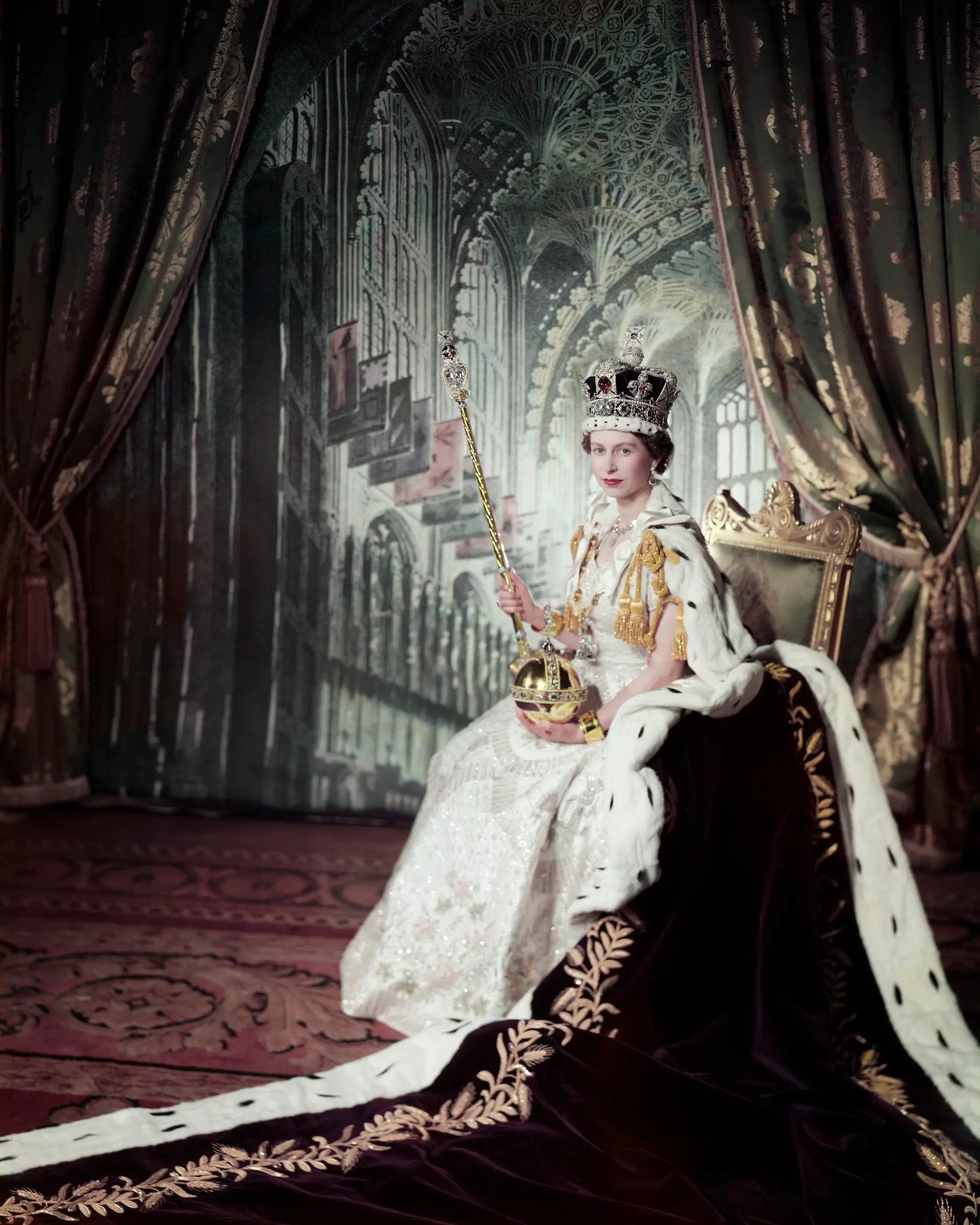 The secret behind Queen Elizabeth's coronation dress photo 1