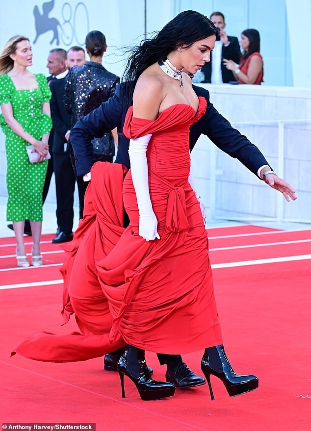 La novia de Cristiano Ronaldo en la alfombra roja foto 4