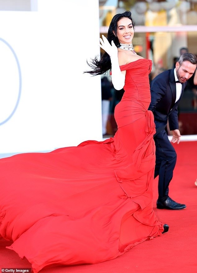 La novia de Cristiano Ronaldo en la alfombra roja foto 3