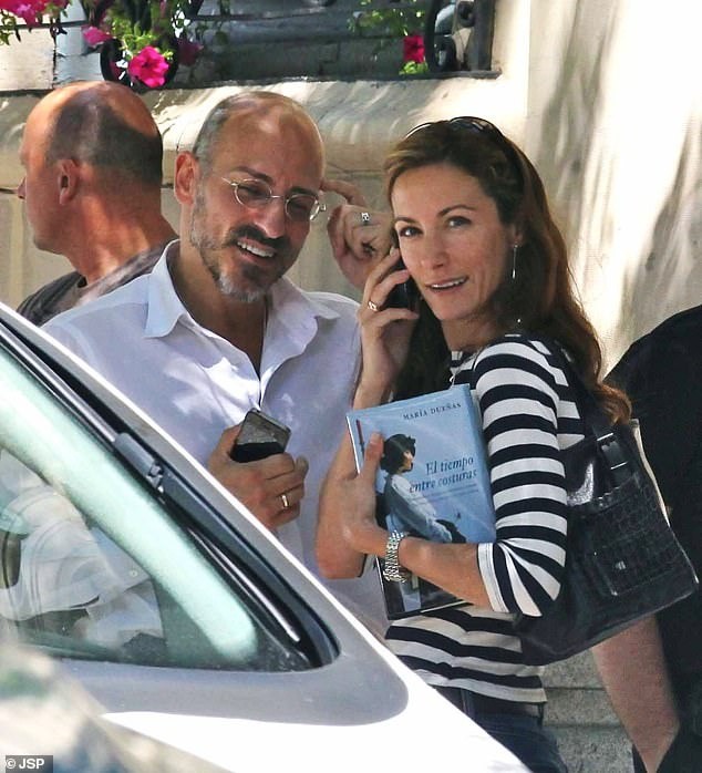 Fue el turno de la Familia Real española de conmocionarse con la noticia de que la Reina estaba teniendo un romance con su cuñado foto 3