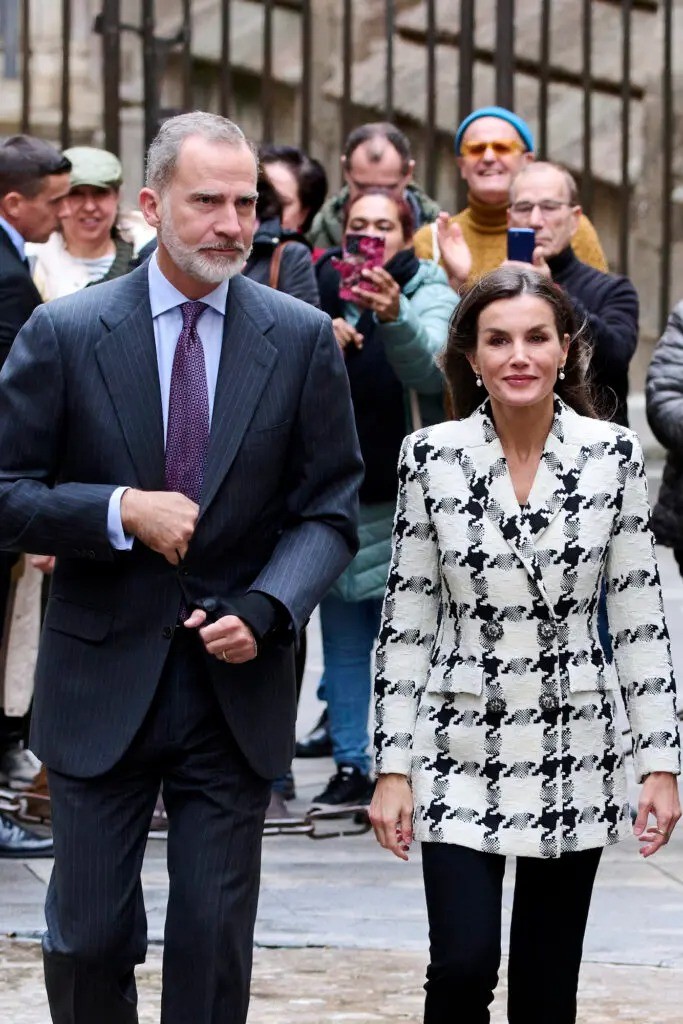 Fue el turno de la Familia Real española de conmocionarse con la noticia de que la Reina estaba teniendo un romance con su cuñado foto 5