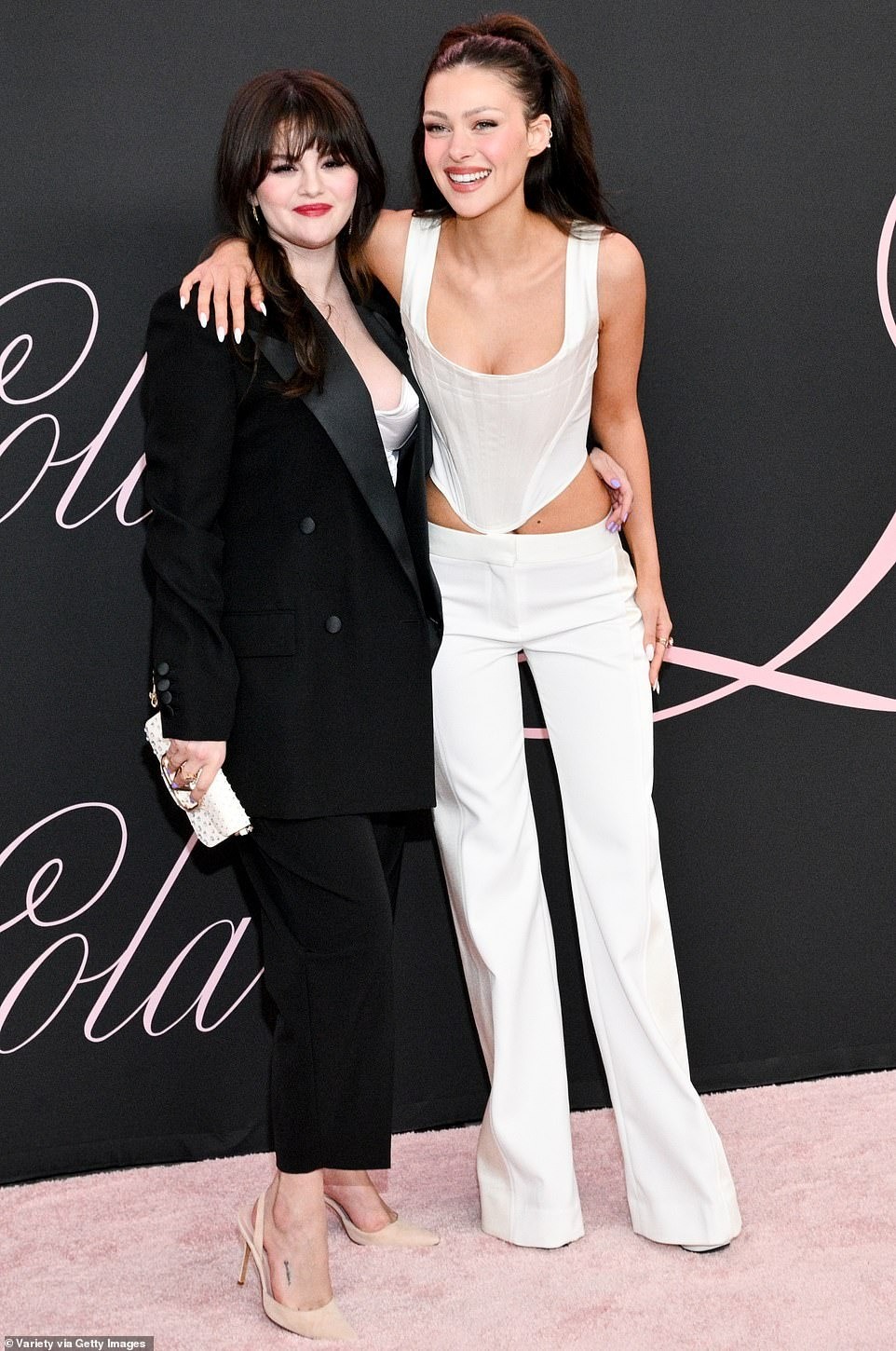 Sexy Selena Gomez overwhelms Victoria Beckham and her daughter-in-law photo 13