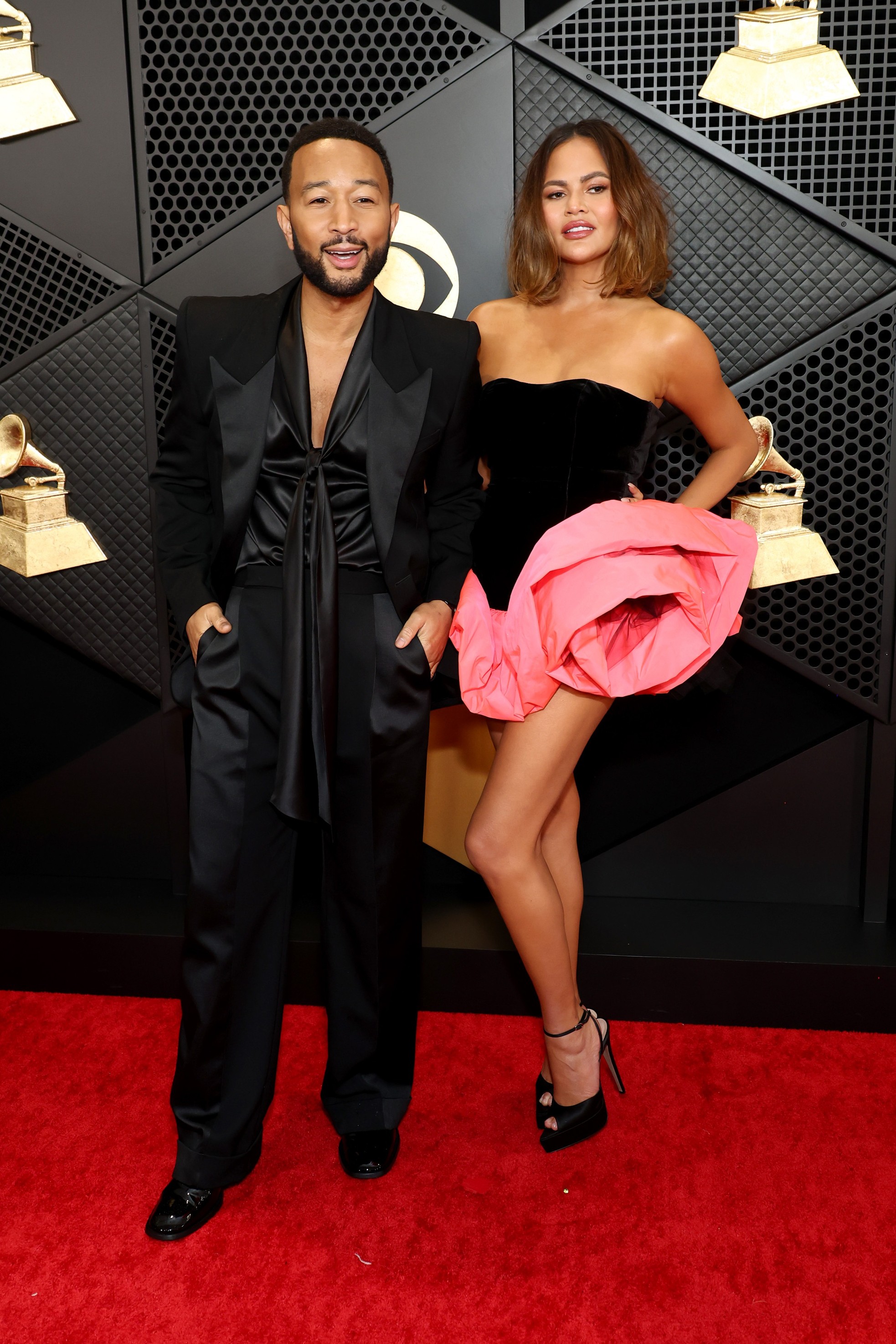 Miley Cyrus diện váy lưới như khỏa thân trên thảm đỏ Grammy ảnh 15