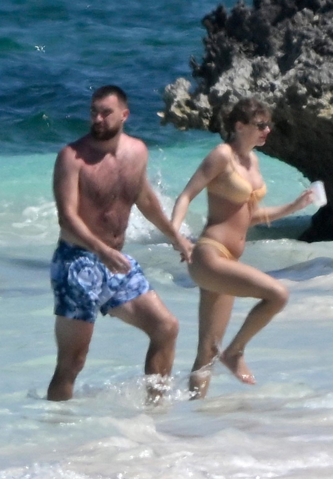 Taylor Swift khoe dáng với bikini, hôn đắm đuối bạn trai ảnh 3