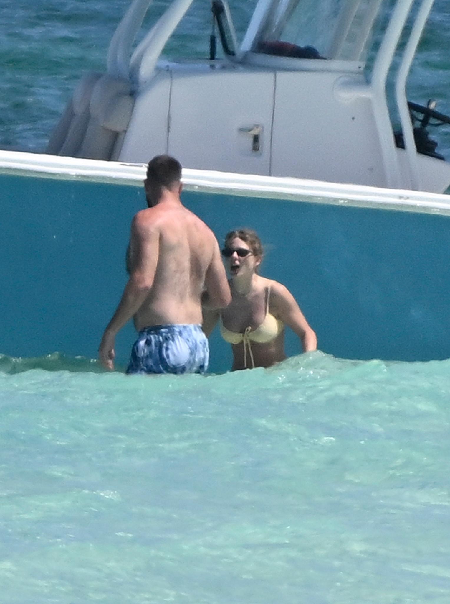 Taylor Swift khoe dáng với bikini, hôn đắm đuối bạn trai ảnh 9
