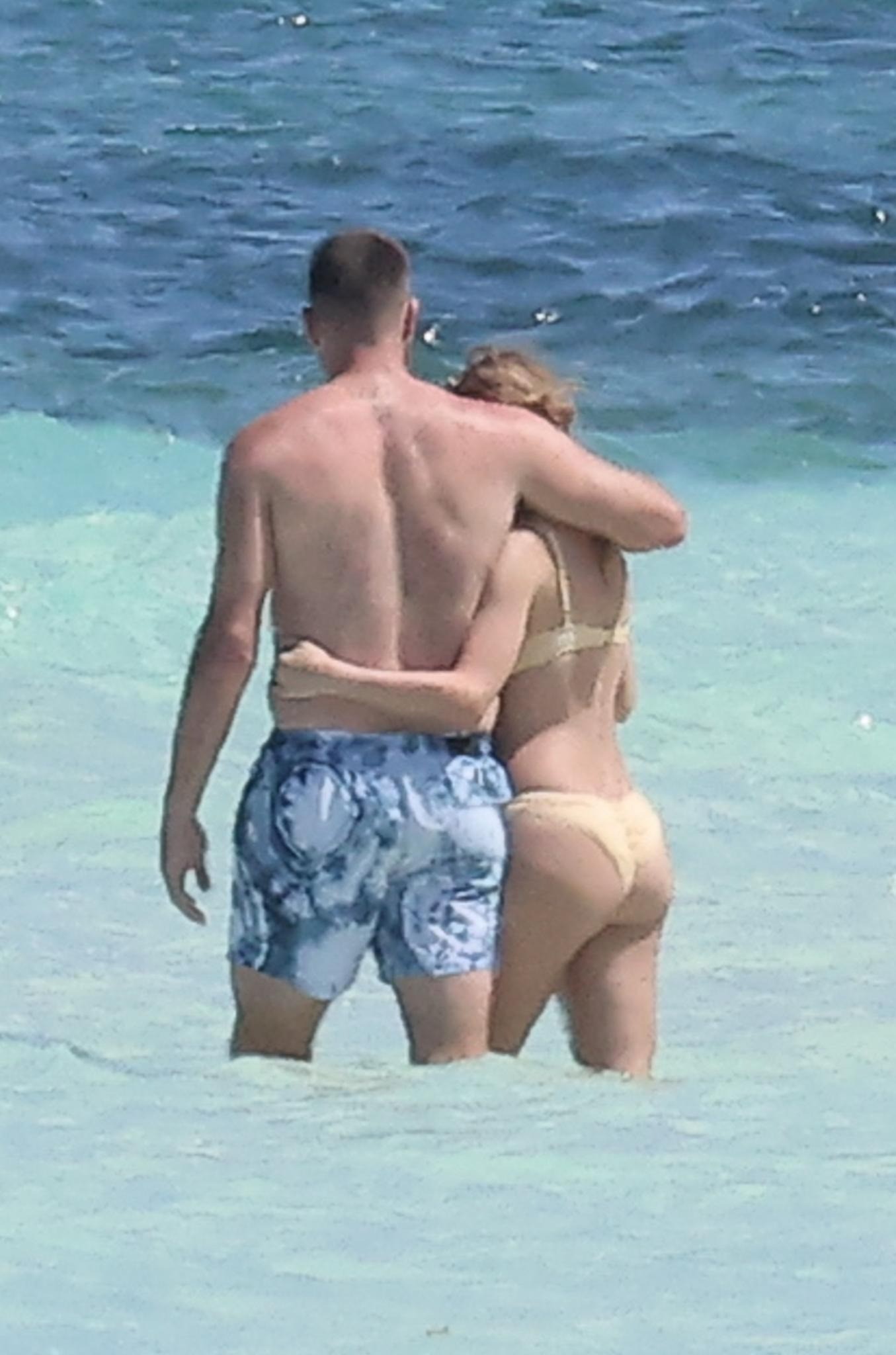 Taylor Swift khoe dáng với bikini, hôn đắm đuối bạn trai ảnh 4