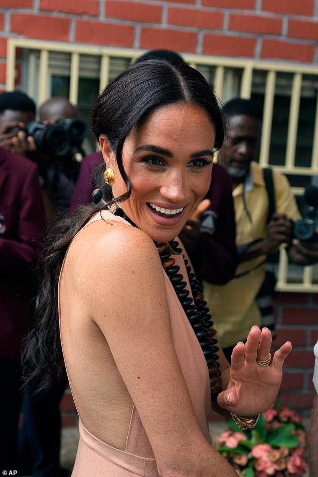 Meghan Markle chuộng mặc hở ảnh 2