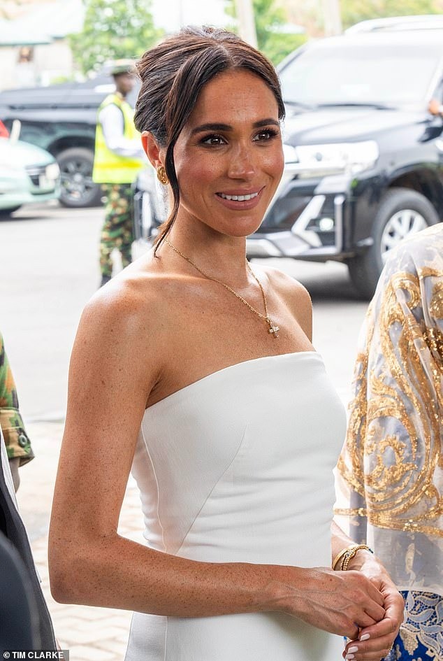 Meghan Markle chuộng mặc hở ảnh 11