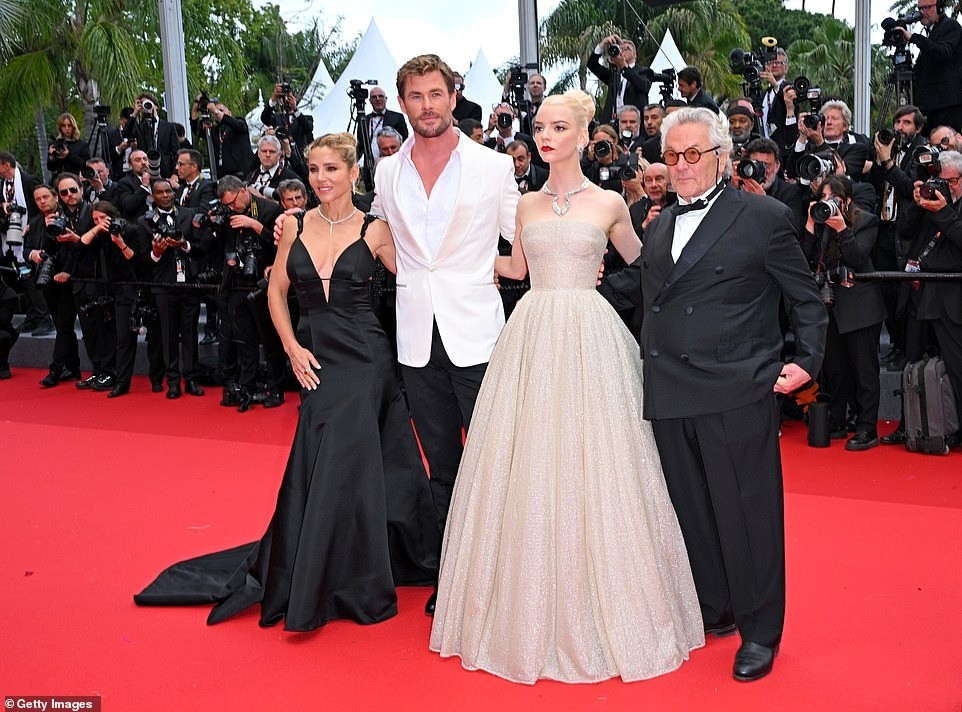 Cannes ngày 2: Mỹ nhân mặc váy xẻ tà hớ hênh ảnh 2