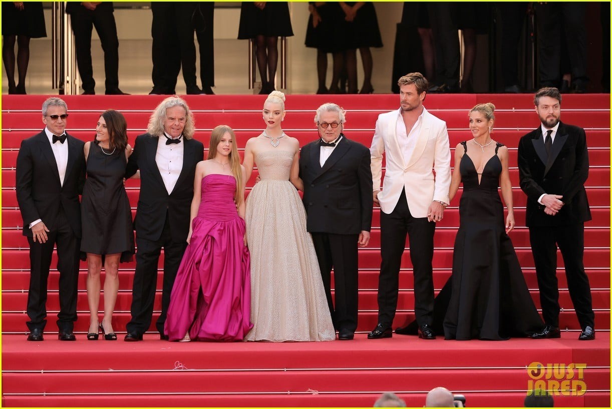 Cannes ngày 2: Mỹ nhân mặc váy xẻ tà hớ hênh ảnh 1