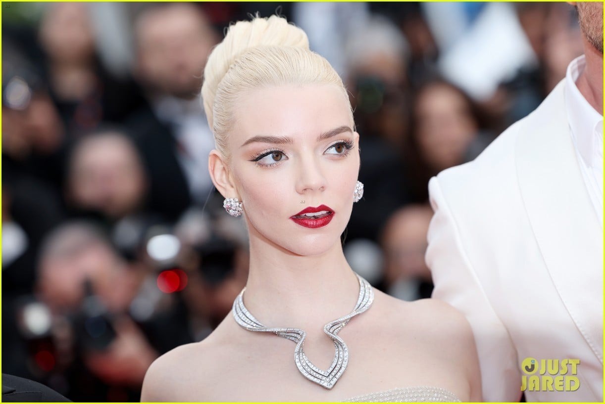 Cannes ngày 2: Mỹ nhân mặc váy xẻ tà hớ hênh ảnh 5