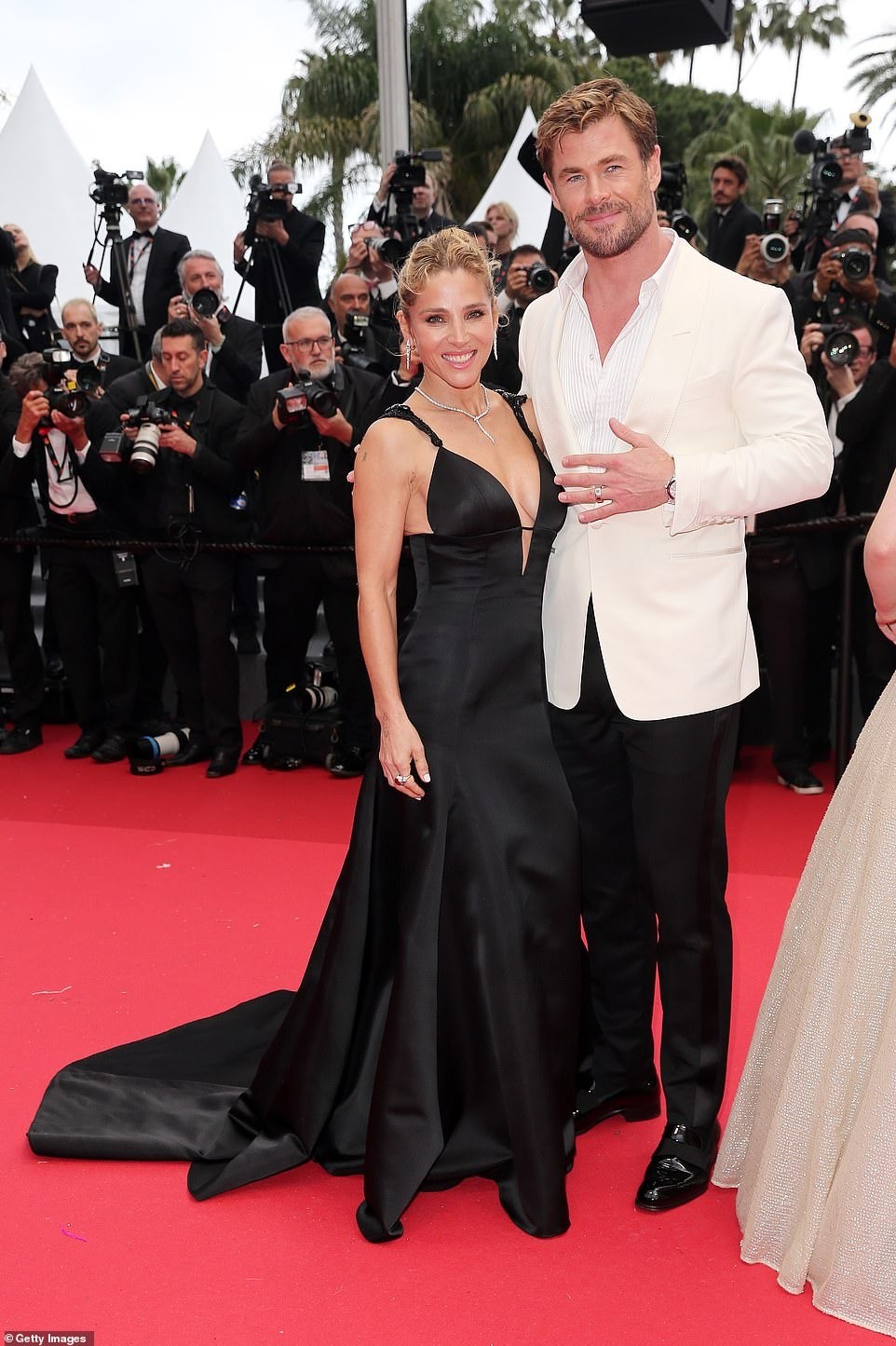 Cannes ngày 2: Mỹ nhân mặc váy xẻ tà hớ hênh ảnh 6