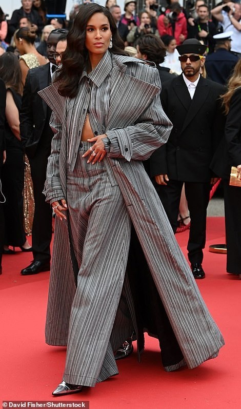 Cannes ngày 2: Mỹ nhân mặc váy xẻ tà hớ hênh ảnh 13