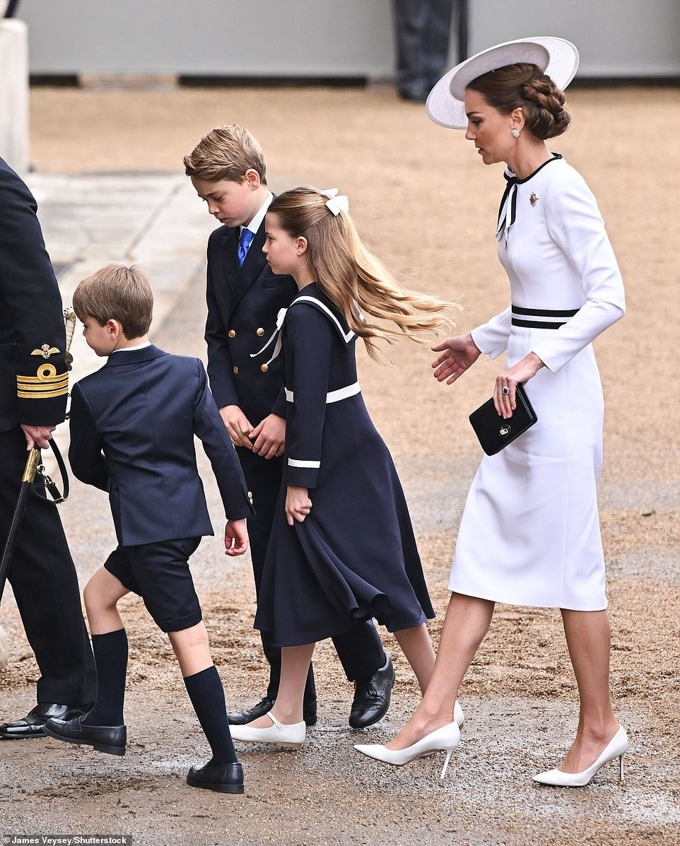 Chuyên gia ngôn ngữ cơ thể nói về khoảnh khắc William và Kate nhìn nhau say đắm ảnh 7