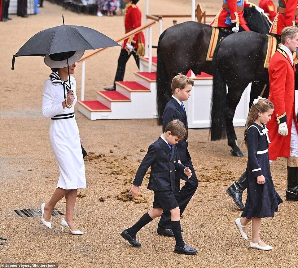 Chuyên gia ngôn ngữ cơ thể nói về khoảnh khắc William và Kate nhìn nhau say đắm ảnh 8