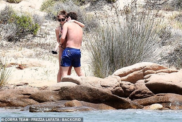Heidi Klum cởi bikini để tắm nắng gây tranh cãi ảnh 13