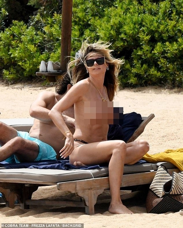 Heidi Klum cởi bikini để tắm nắng gây tranh cãi ảnh 11
