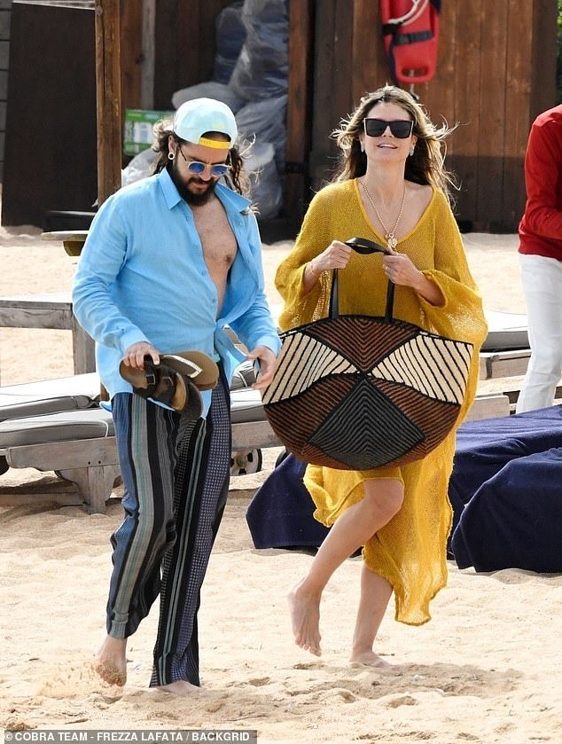 Heidi Klum cởi bikini để tắm nắng gây tranh cãi ảnh 16