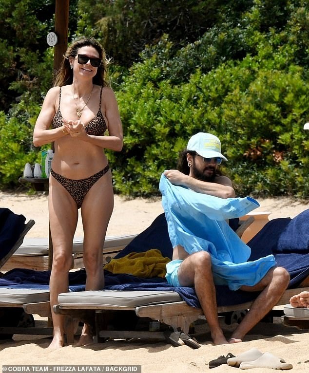 Heidi Klum cởi bikini để tắm nắng gây tranh cãi ảnh 3