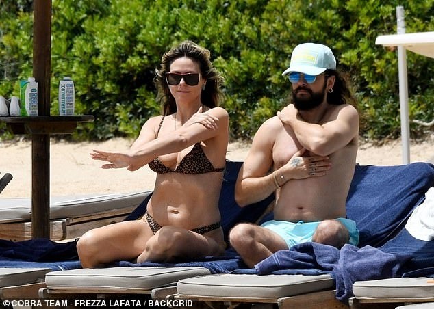 Heidi Klum cởi bikini để tắm nắng gây tranh cãi ảnh 1