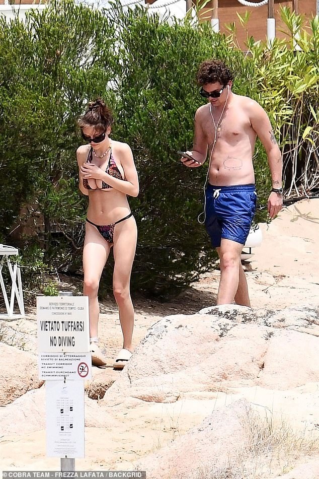 Heidi Klum cởi bikini để tắm nắng gây tranh cãi ảnh 4