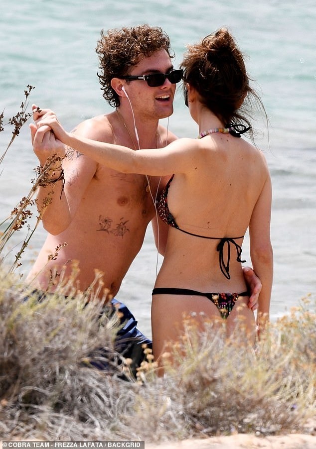 Heidi Klum cởi bikini để tắm nắng gây tranh cãi ảnh 12