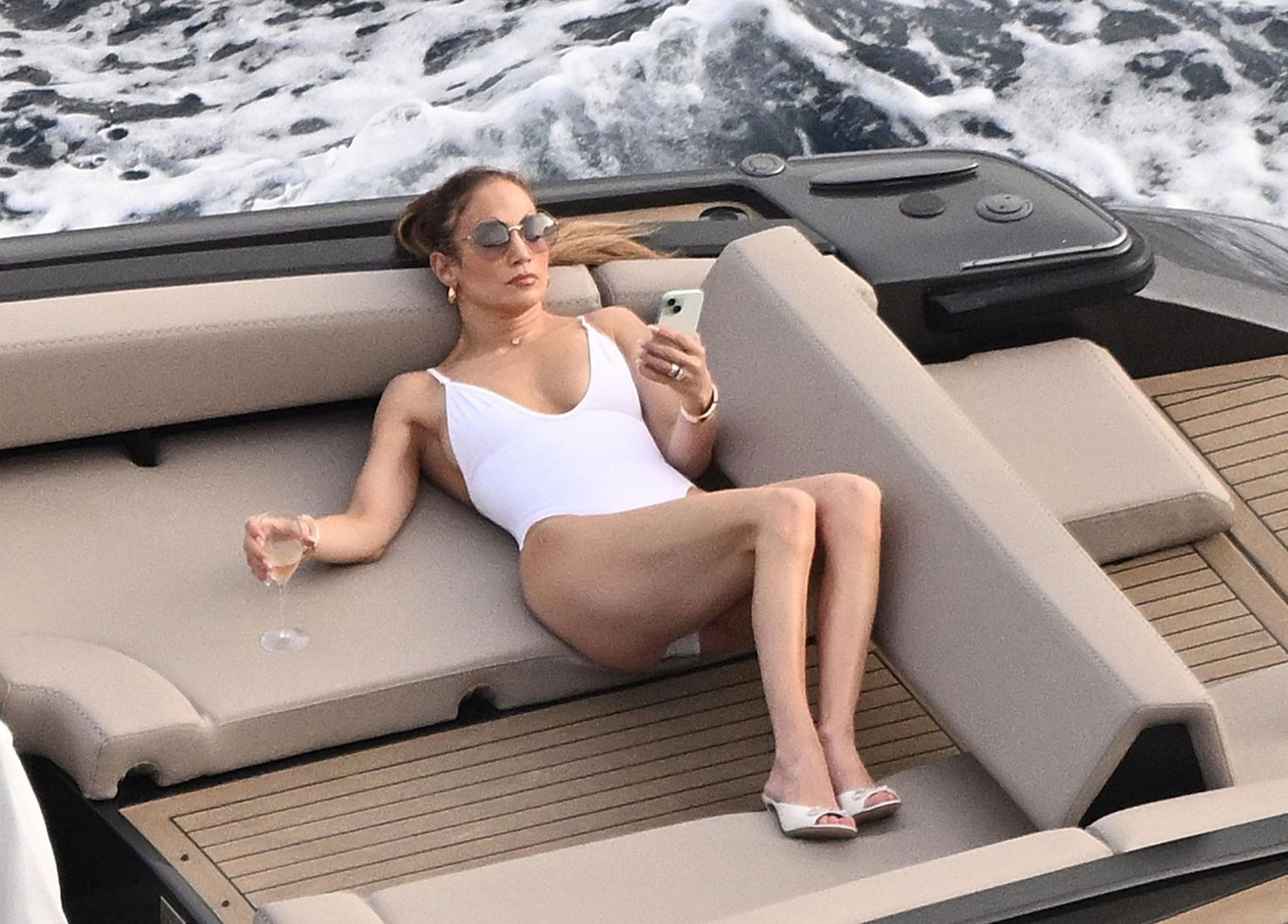 Jennifer Lopez khoe vóc dáng kinh ngạc ở tuổi 55 ảnh 9