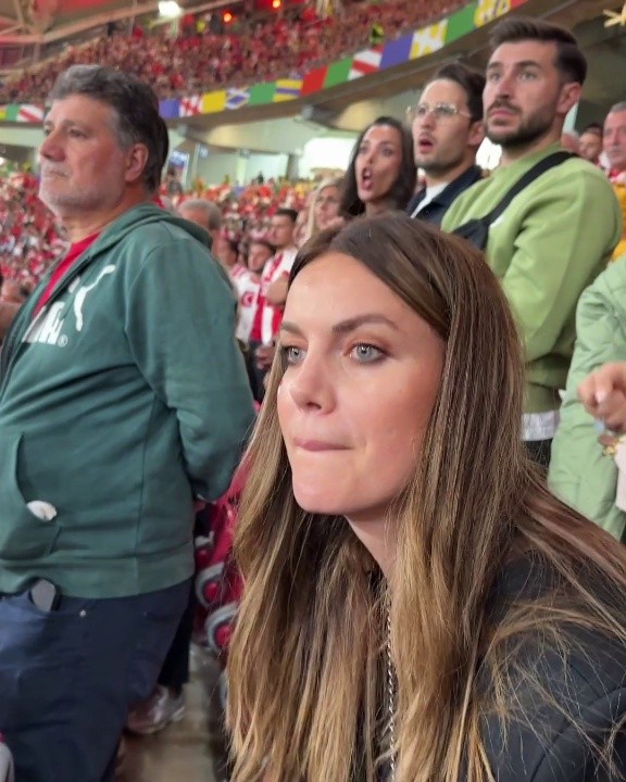 Nhan sắc vợ người hùng ghi cú đúp giúp Thổ Nhĩ Kỳ vào tứ kết Euro ảnh 3