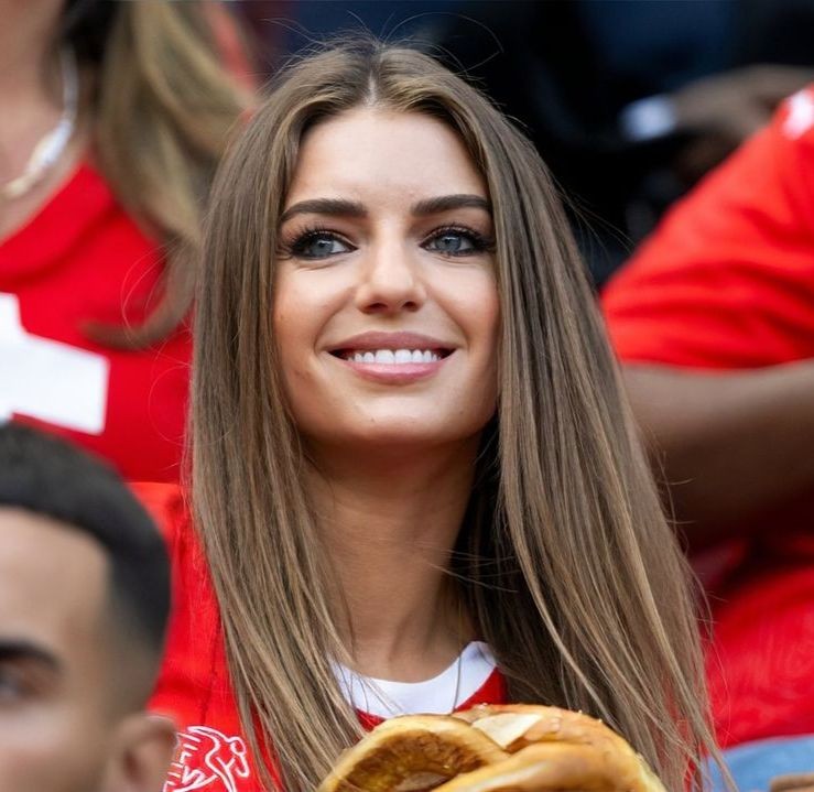 Nhan sắc dàn WAGs đến Euro 2024 cổ vũ tuyển Thụy Sĩ đối đầu Tam sư ảnh 12