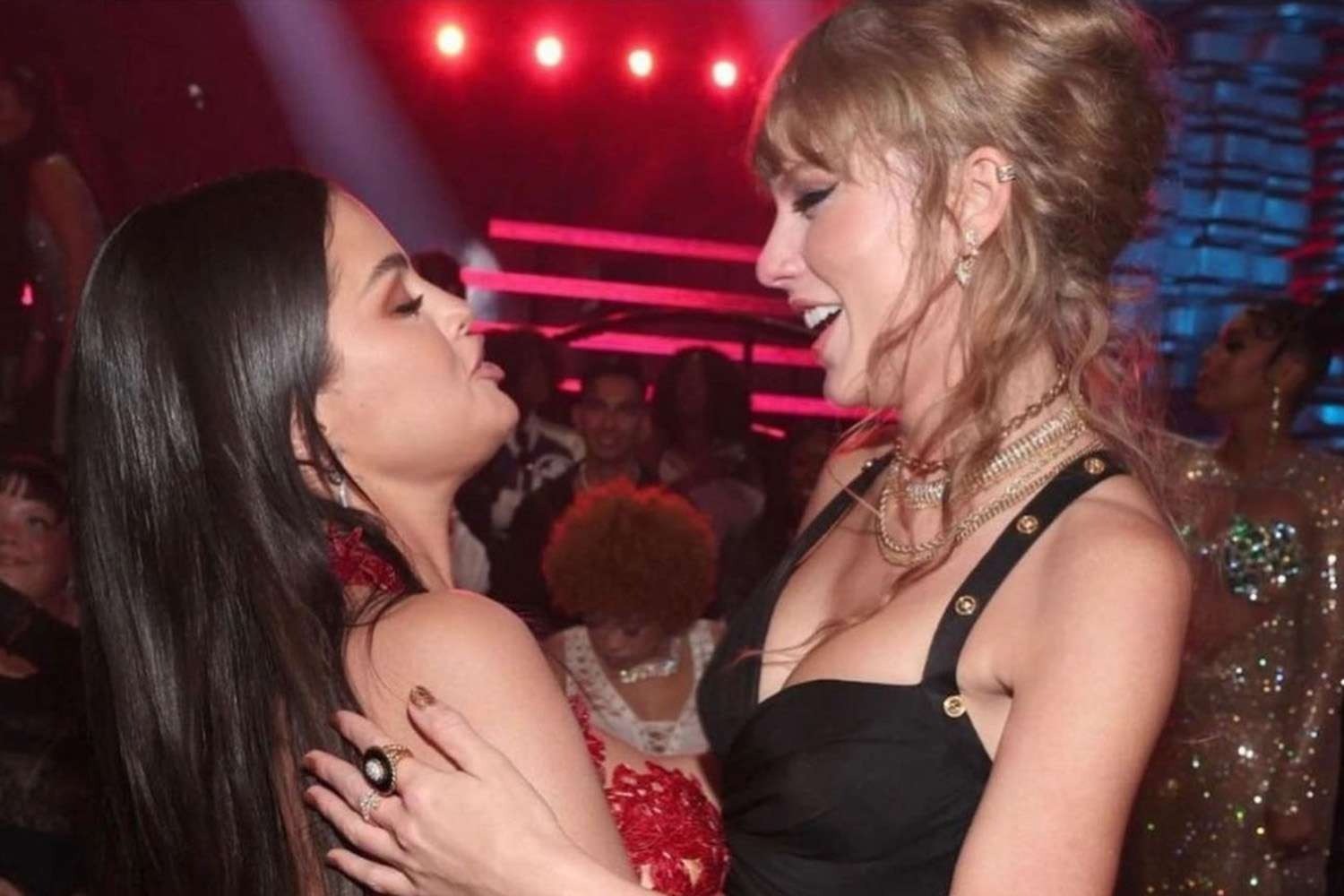 Two female billionaires Selena Gomez and Taylor Swift cool down photo 5