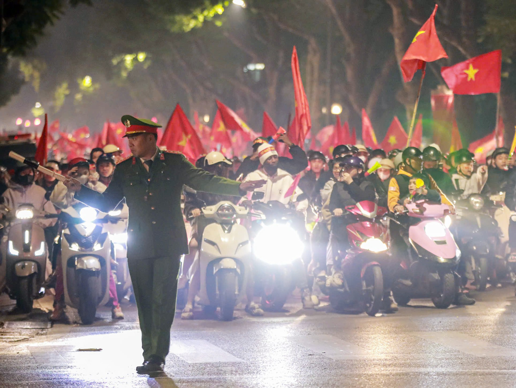 Cảnh sát xuyên đêm bảo đảm an ninh trật tự sau chiến thắng của đội tuyển Việt Nam- Ảnh 9.