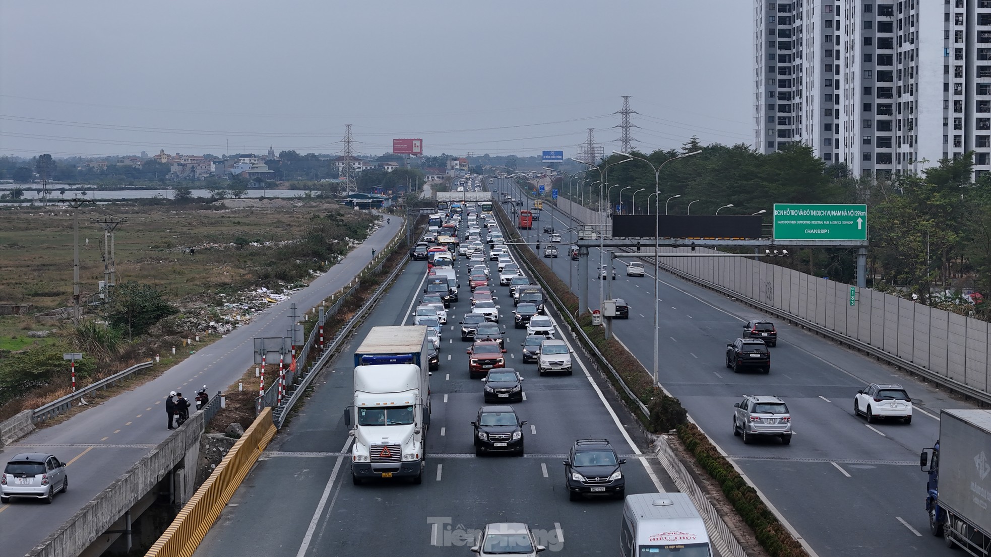 Ùn dài 3km tại lối ra cao tốc Pháp Vân Vân-Cầu Giẽ trong ngày cuối kỳ nghỉ Tết ảnh 11