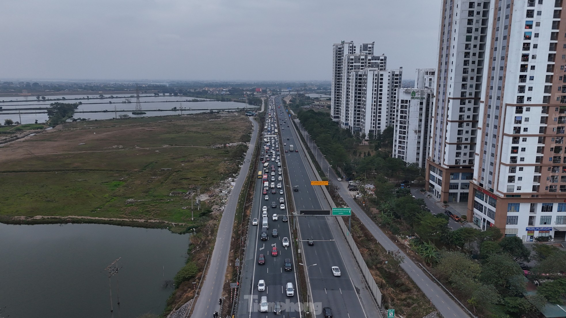 Ùn dài 3km tại lối ra cao tốc Pháp Vân Vân-Cầu Giẽ trong ngày cuối kỳ nghỉ Tết ảnh 12