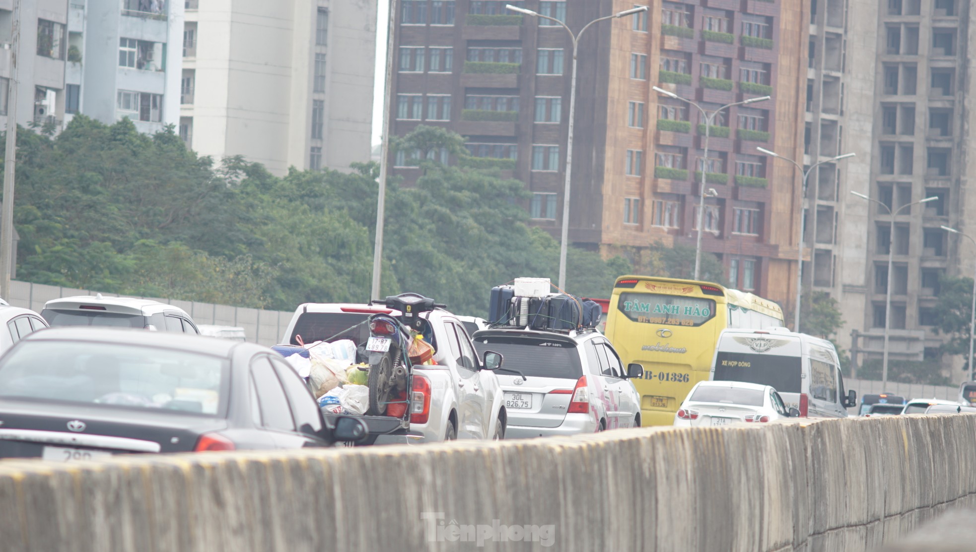 Ùn dài 3km tại lối ra cao tốc Pháp Vân Vân-Cầu Giẽ trong ngày cuối kỳ nghỉ Tết ảnh 8